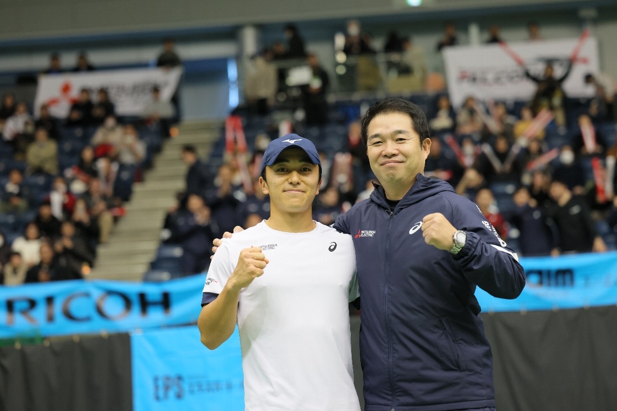 駒田政史コーチ（右）と教え子の清水悠太選手（左）