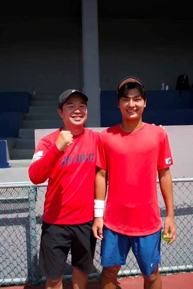 駒田政史コーチ（左）と駒田瑛人選手（右）